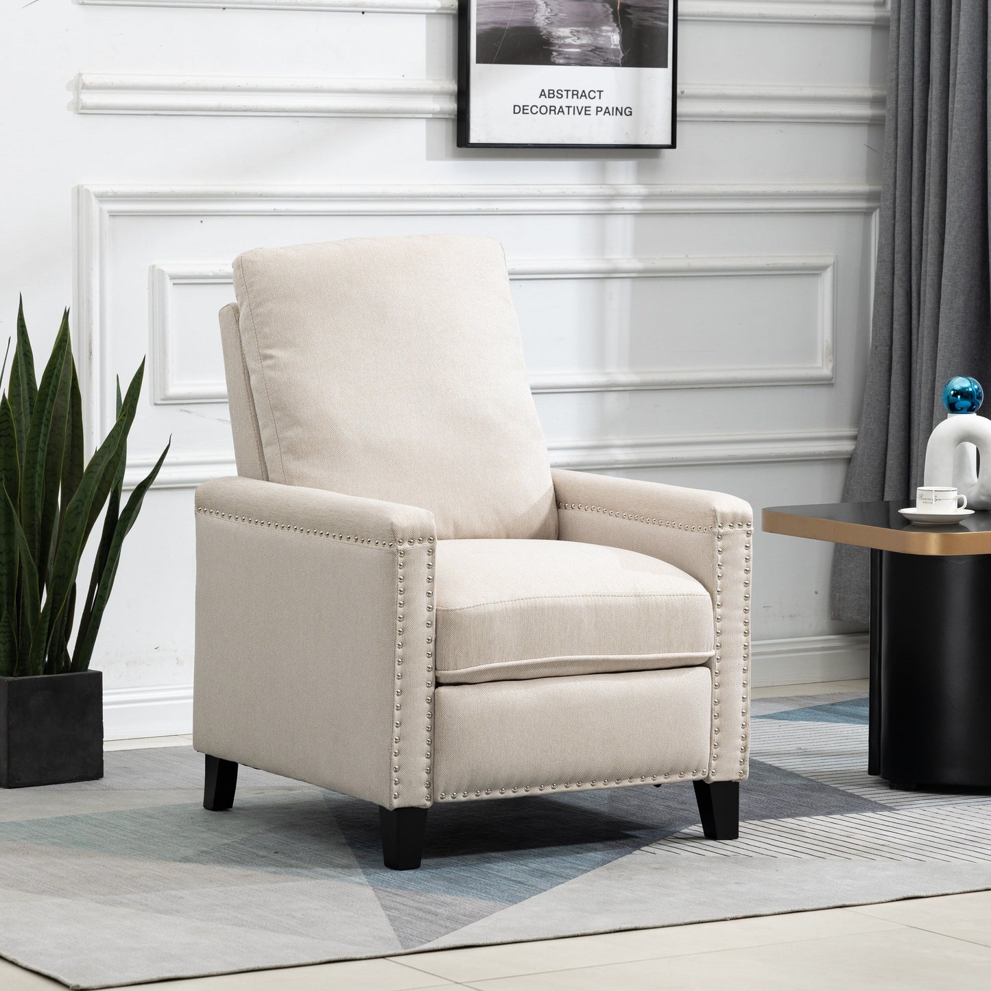 Poltrona reclinabile manuale moderna in velluto beige con cuscini e decorazione a borchie