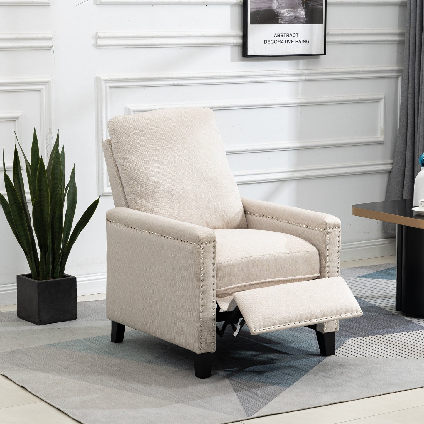Poltrona reclinabile manuale moderna in velluto beige con cuscini e decorazione a borchie