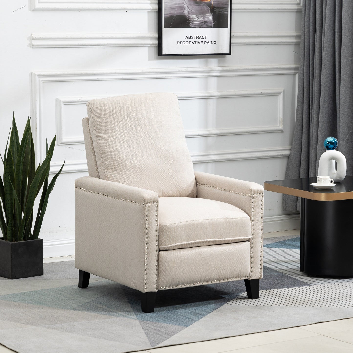 Poltrona reclinabile manuale moderna in velluto beige con cuscini e decorazione a borchie