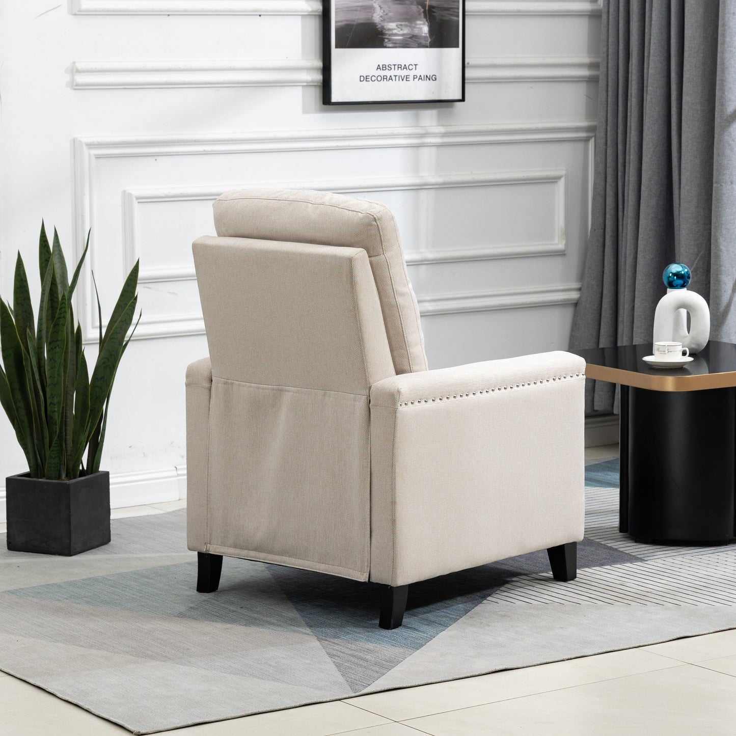 Poltrona reclinabile manuale moderna in velluto beige con cuscini e decorazione a borchie