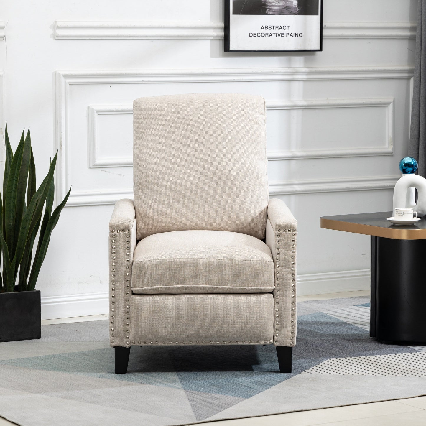 Poltrona reclinabile manuale moderna in velluto beige con cuscini e decorazione a borchie