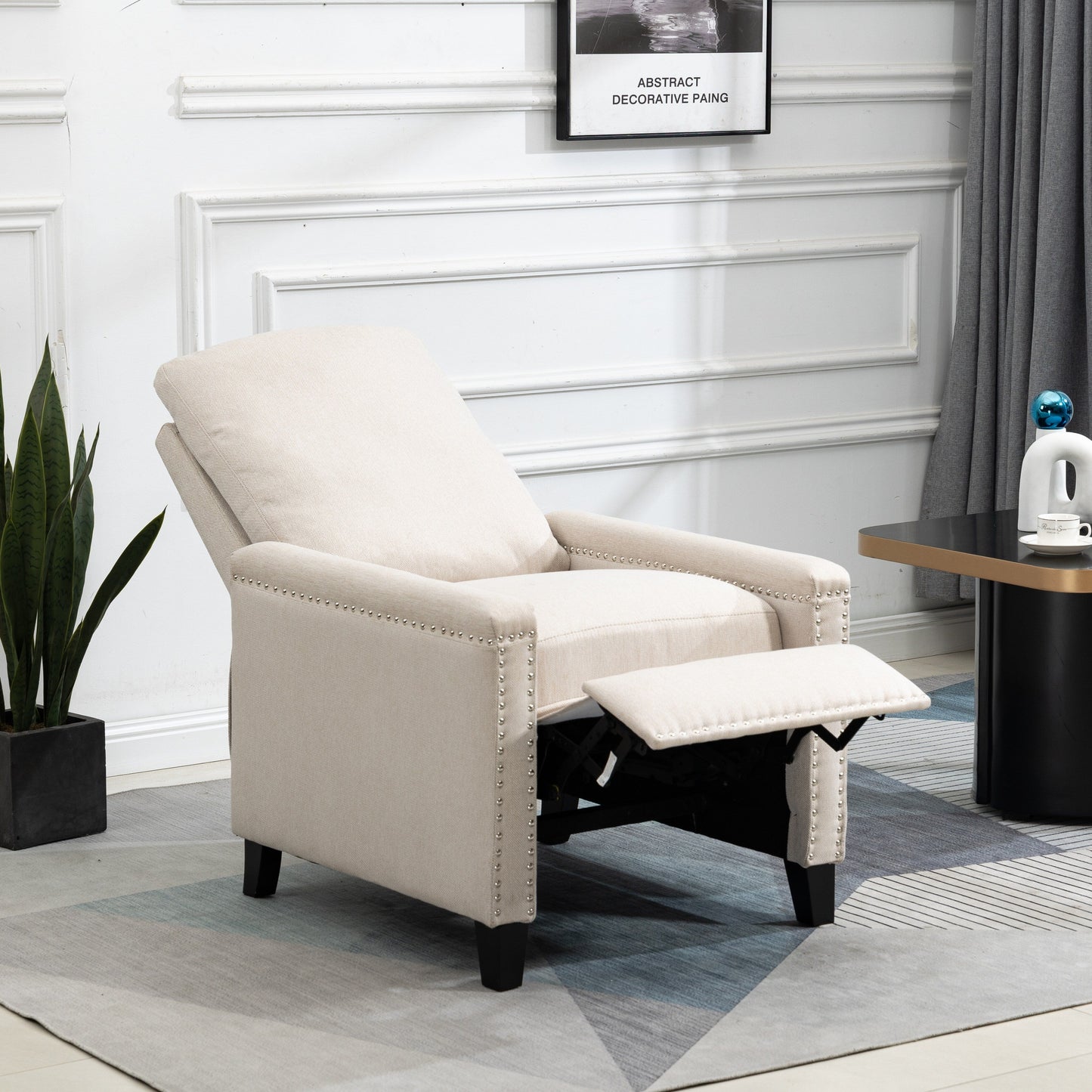 Poltrona reclinabile manuale moderna in velluto beige con cuscini e decorazione a borchie