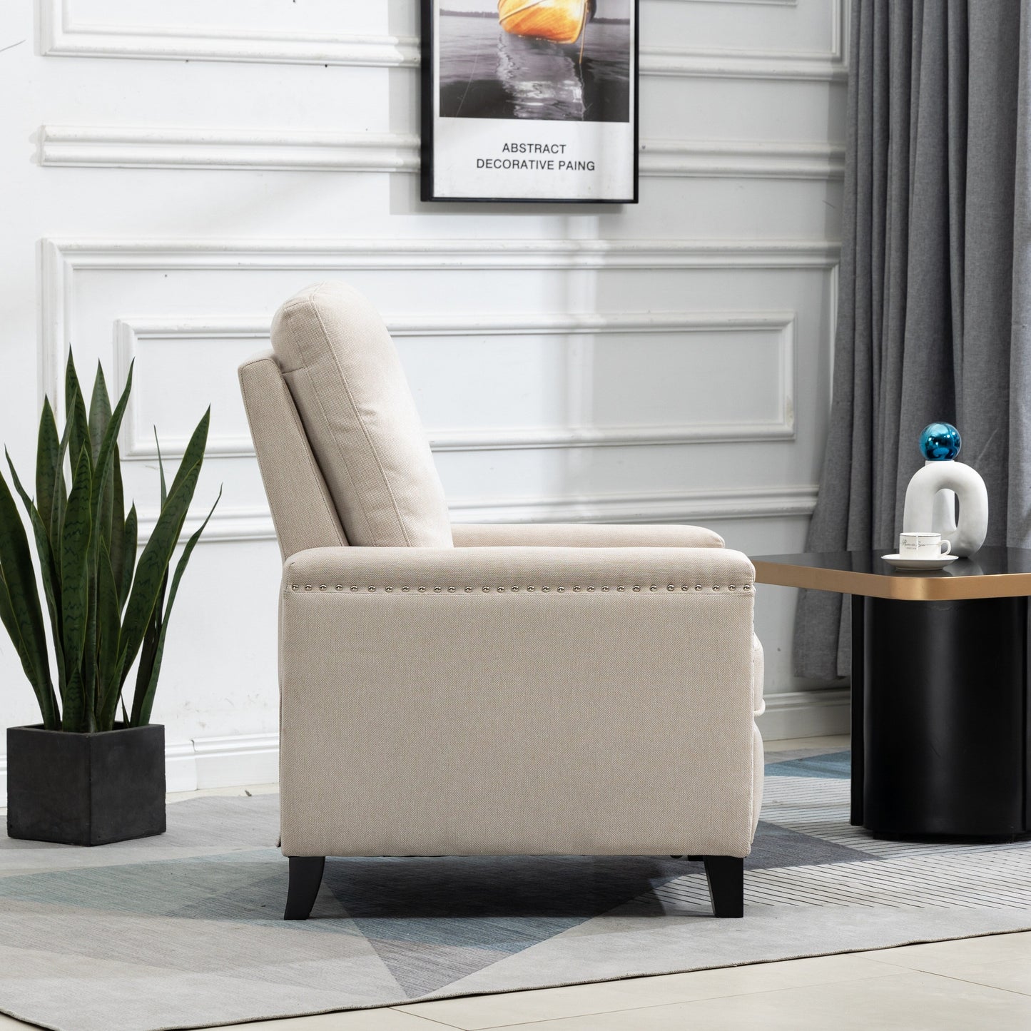Poltrona reclinabile manuale moderna in velluto beige con cuscini e decorazione a borchie