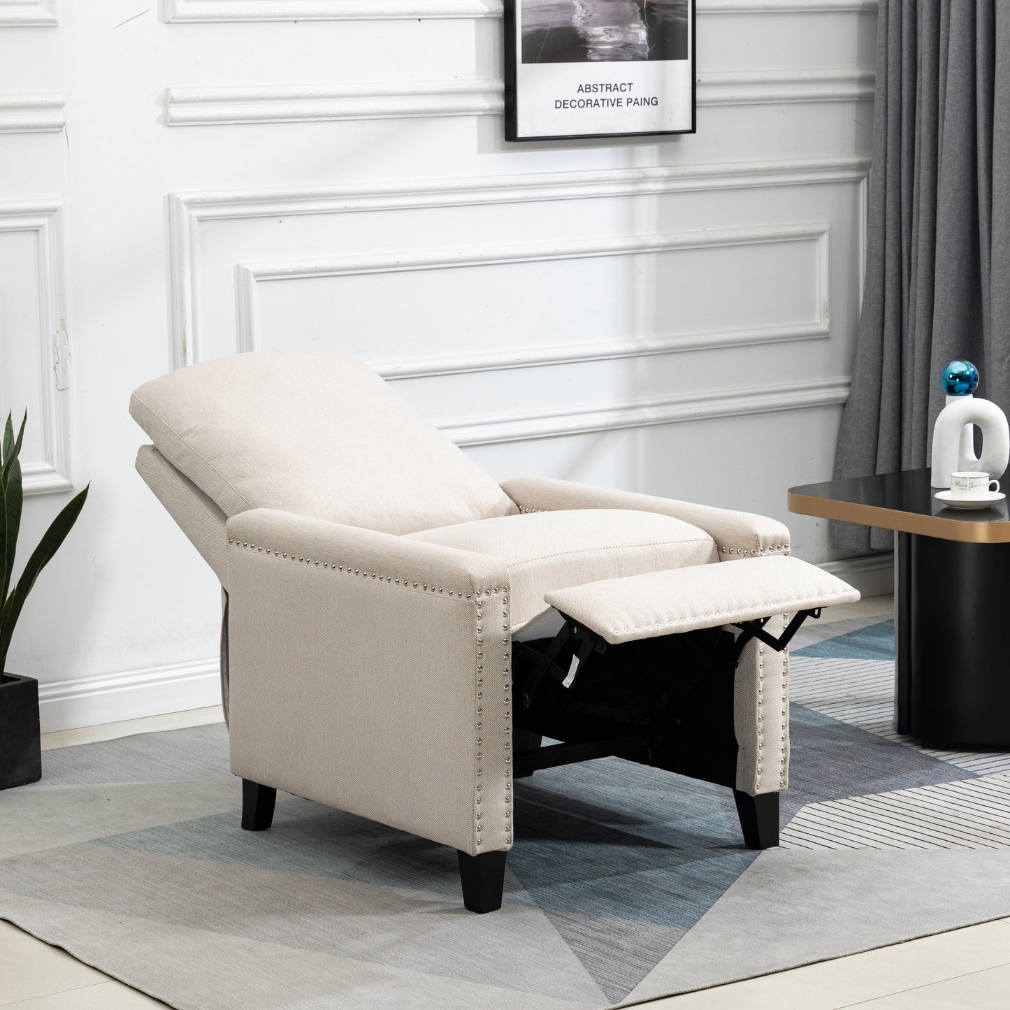 Poltrona reclinabile manuale moderna in velluto beige con cuscini e decorazione a borchie