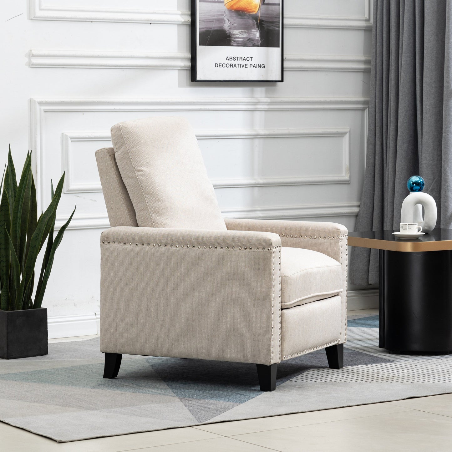Poltrona reclinabile manuale moderna in velluto beige con cuscini e decorazione a borchie