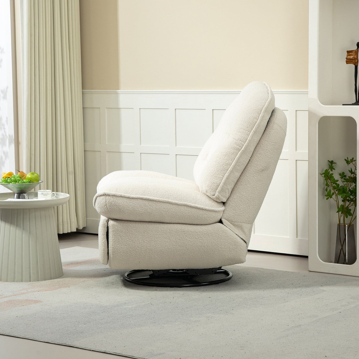 Poltrona reclinabile manuale girevole a 360° con poggiapiedi esteso e schienale imbottito in ciniglia beige di grandi dimensioni