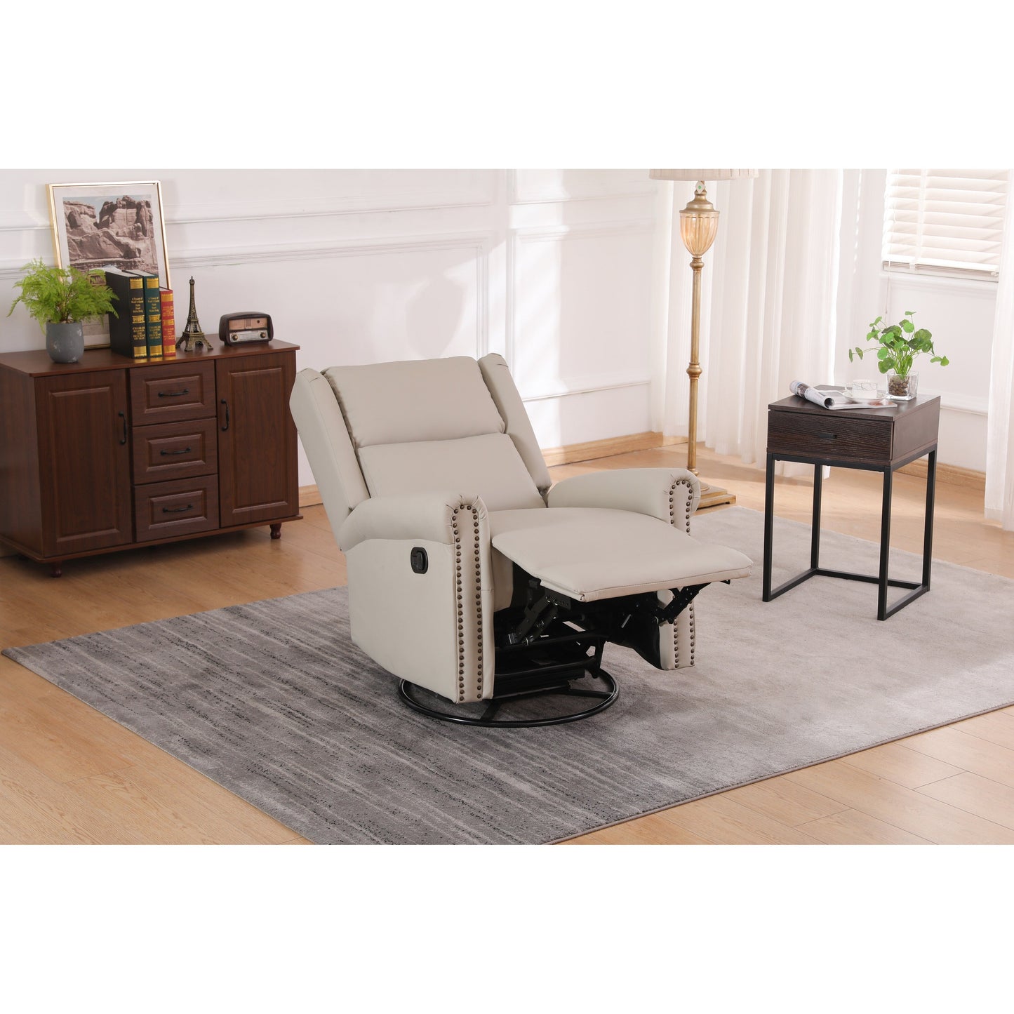 Poltrona reclinabile manuale girevole a 360° rivestita in pelle PU beige con schienale e poggiapiedi regolabili, decorazione con borchie