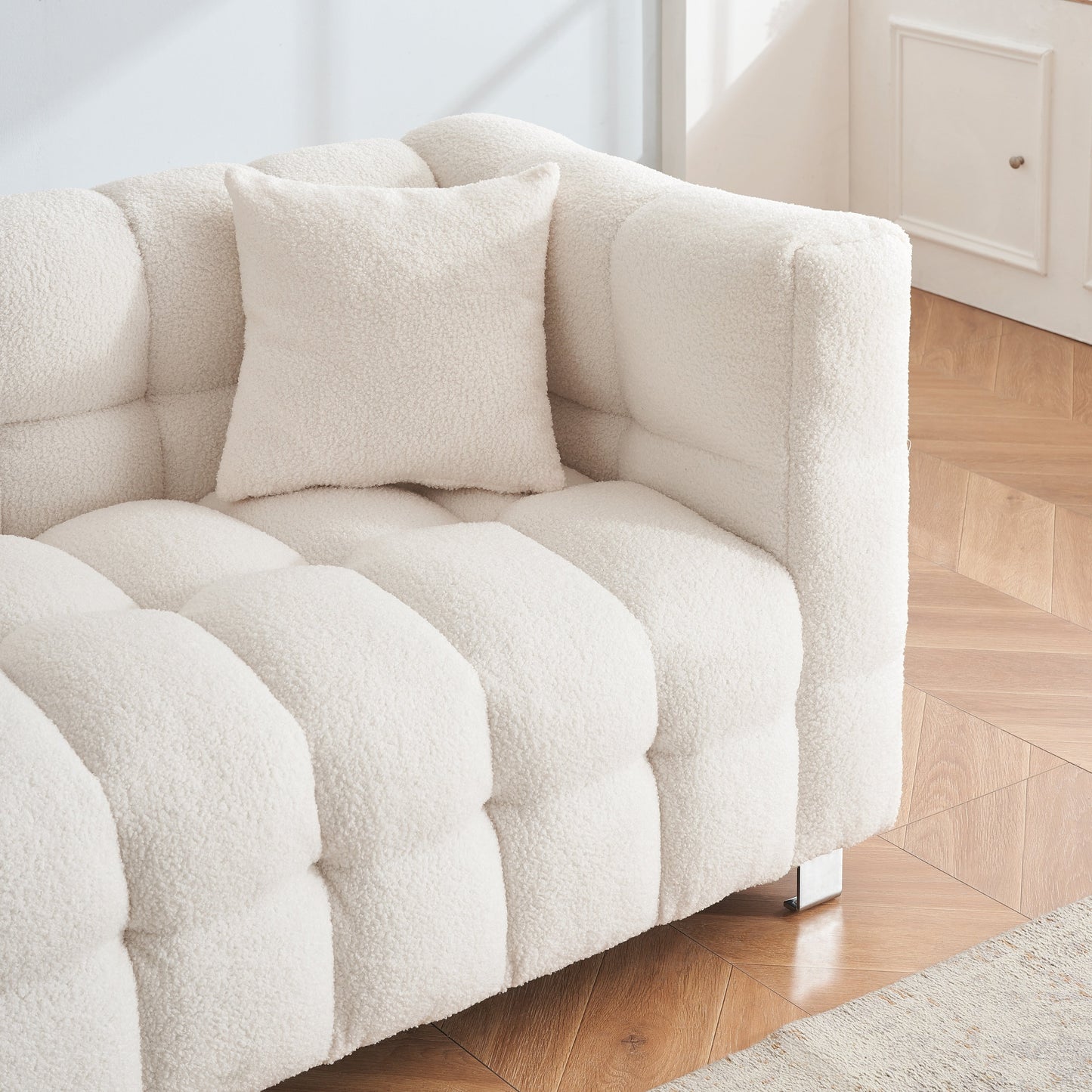 Divano Teddy beige a 3 posti con due cuscini decorativi