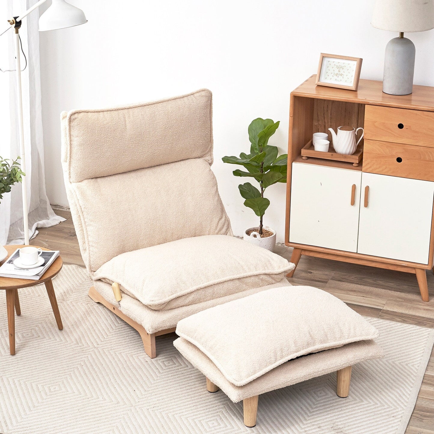 Poltrona reclinabile manuale senza braccioli imbottita beige con poggiatesta, schienale e poggiatesta regolabili, posizione piatta a 180°