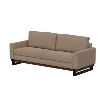 Divano Bery, base moderna in legno massello di pino, morbido poliestere color cammello
