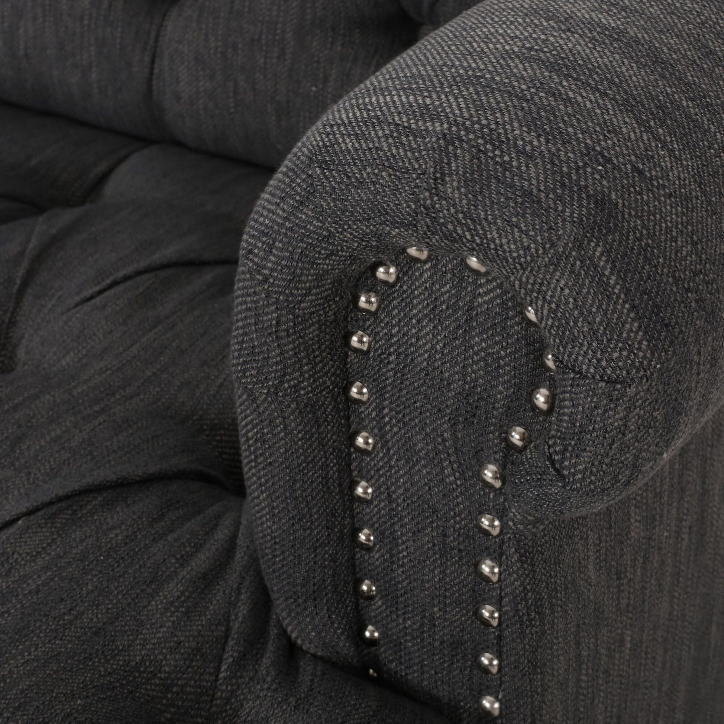 Divano a 3 posti in tessuto nero da 74'' con gambe in legno massello, finiture con borchie e design spazioso per il soggiorno