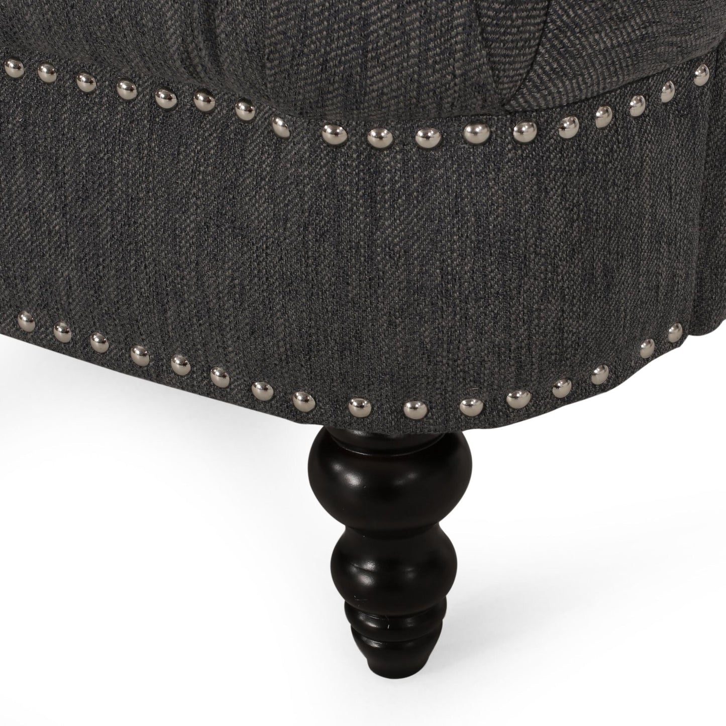 Divano a 3 posti in tessuto nero da 74'' con gambe in legno massello, finiture con borchie e design spazioso per il soggiorno