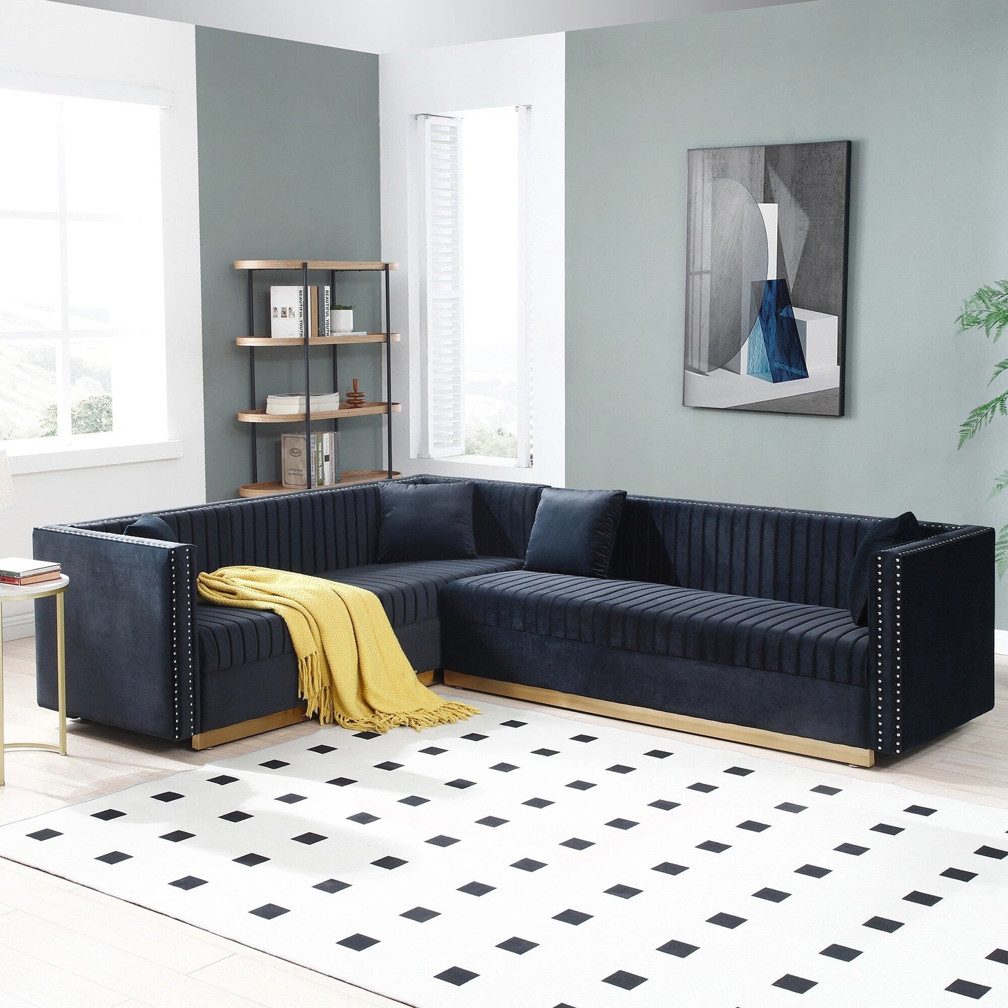 Divano angolare in velluto nero da 78'' a 6 posti con finiture a borchie, base dorata, trapuntatura a canali verticali e 4 cuscini