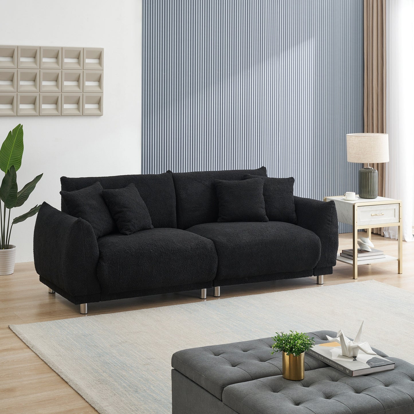 Divano compatto Teddy Wool a 3 posti nero da 86,6'': rivestimento antimacchia, gambe in metallo e 4 cuscini decorativi
