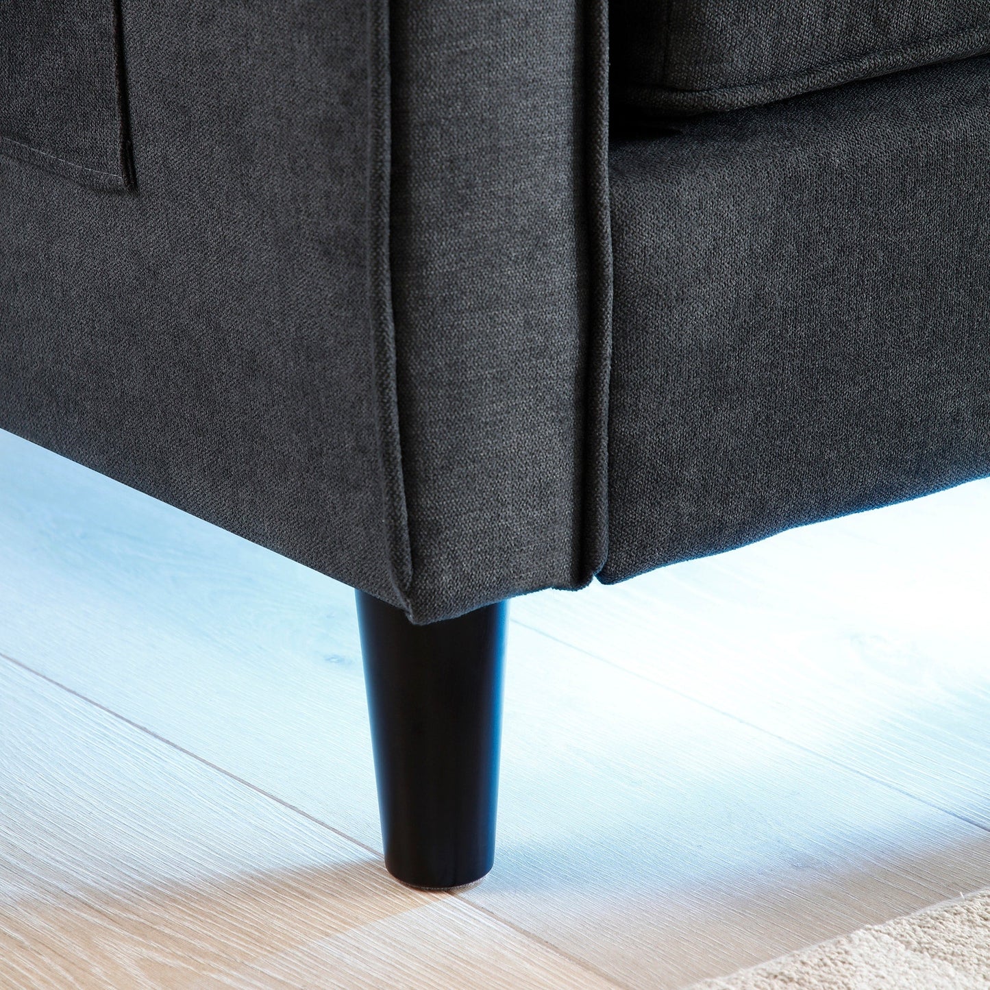 Divano a due posti in lino nero con luci a LED e porte USB