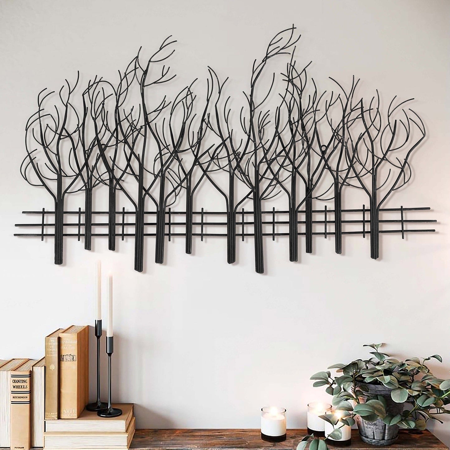 Decorazione da parete in metallo nero con campo di alberi