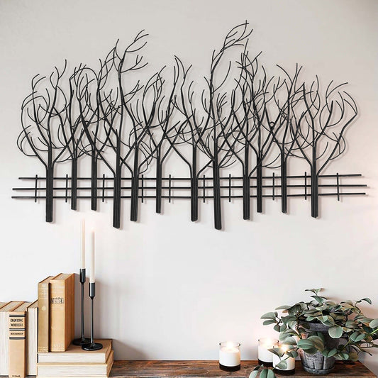 Decorazione da parete in metallo nero con campo di alberi