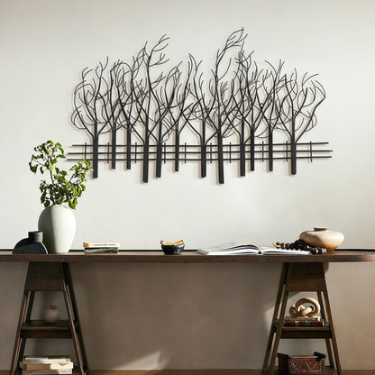 Decorazione da parete in metallo nero con campo di alberi