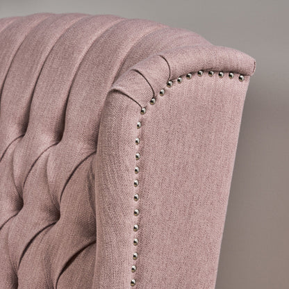 Poltrona reclinabile imbottita oversize Blush con schienale a ali e poggiapiedi, schienale con bottoni trapuntati e dettagli con borchie