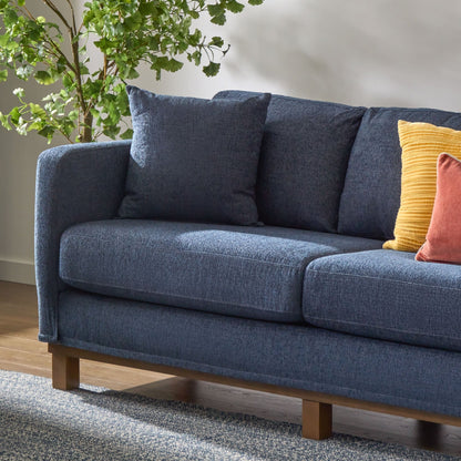 Divano imbottito con base in legno Brookside Kay