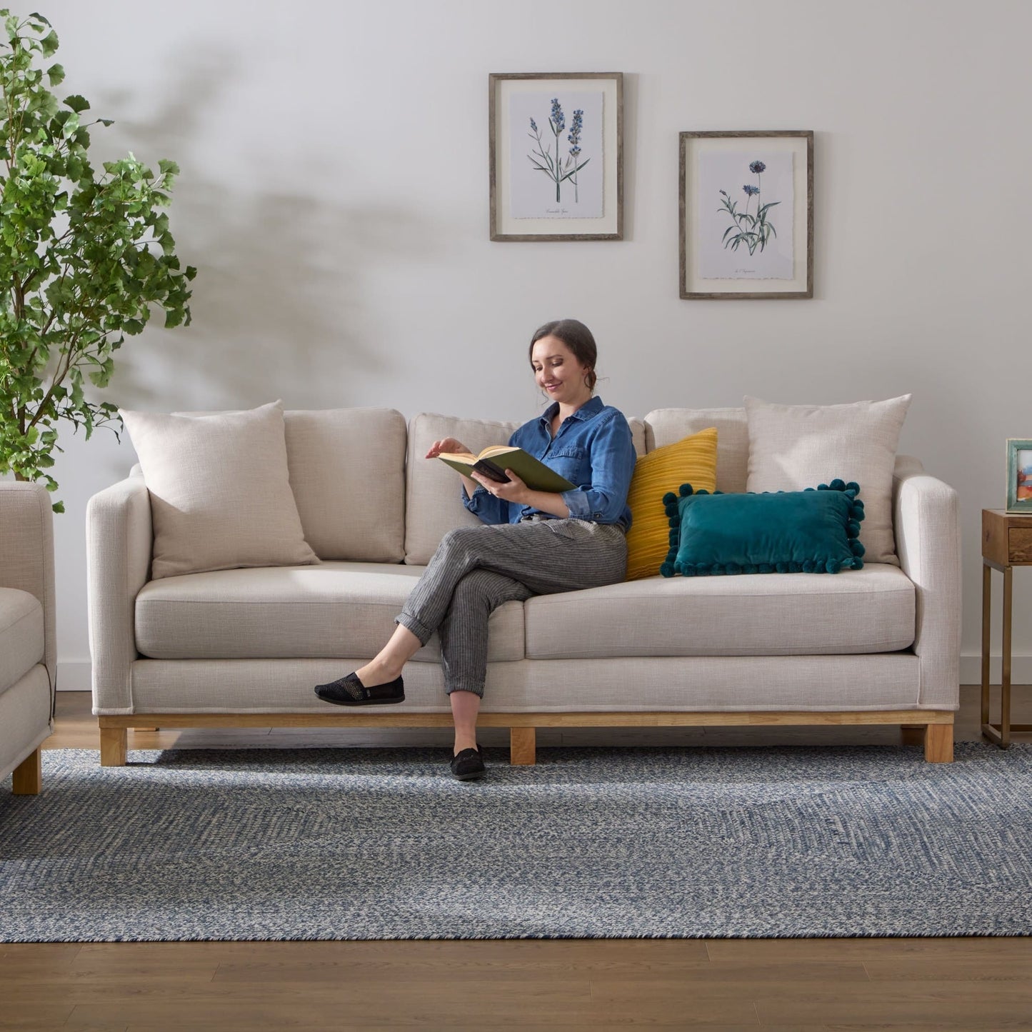 Divano imbottito con base in legno Brookside Kay