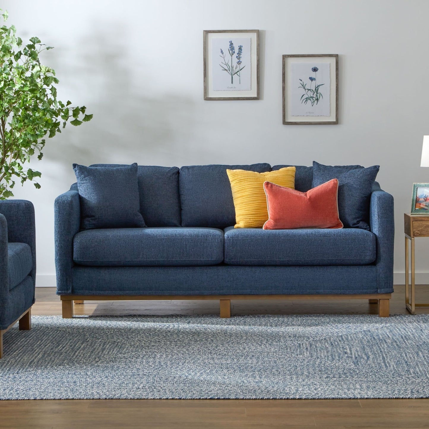 Divano imbottito con base in legno Brookside Kay
