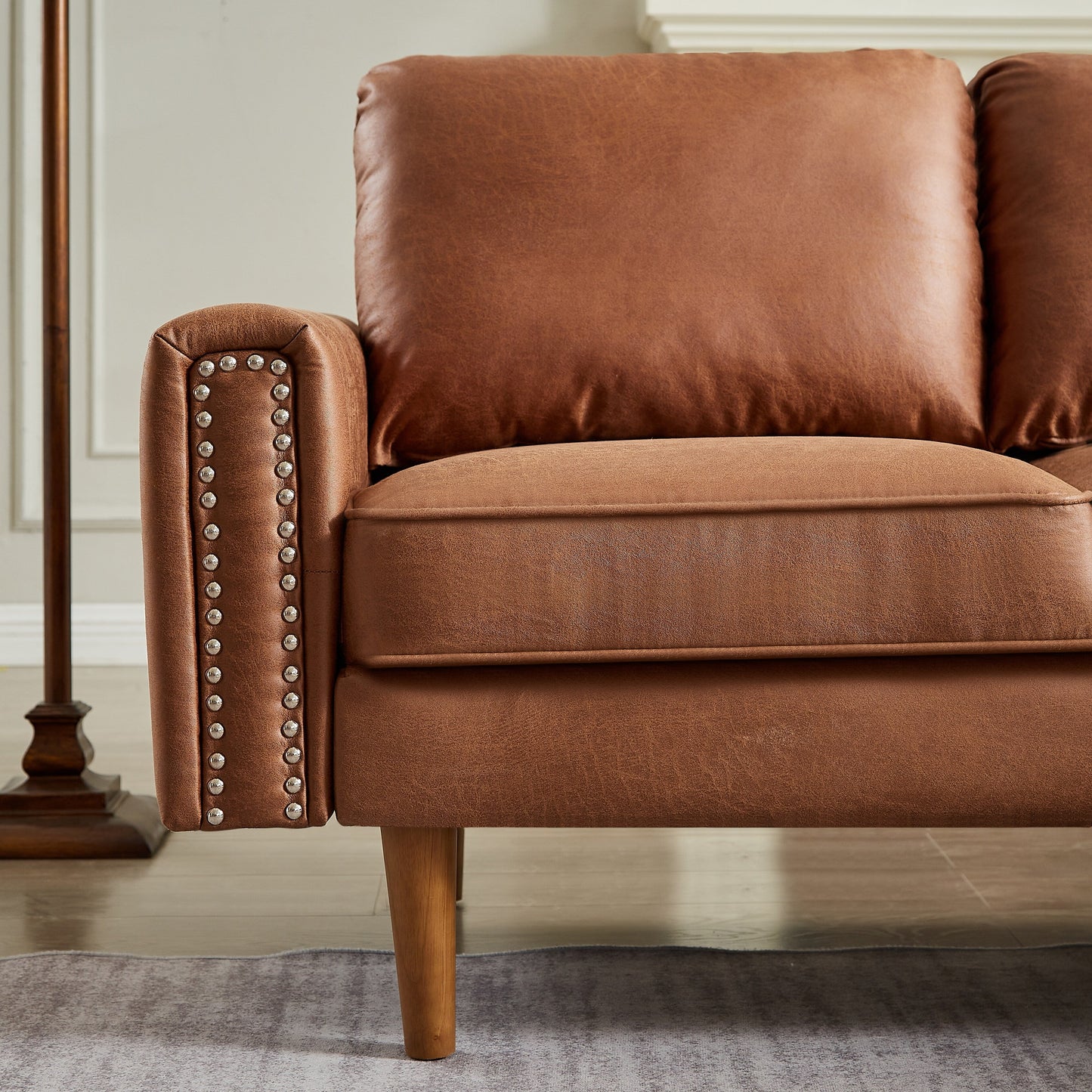 Divano a 3 posti a forma di L in pelle PU marrone da 82,2'' con chaise longue sinistra e borchie, dettagli in chiodi di rame, gambe in legno resistenti