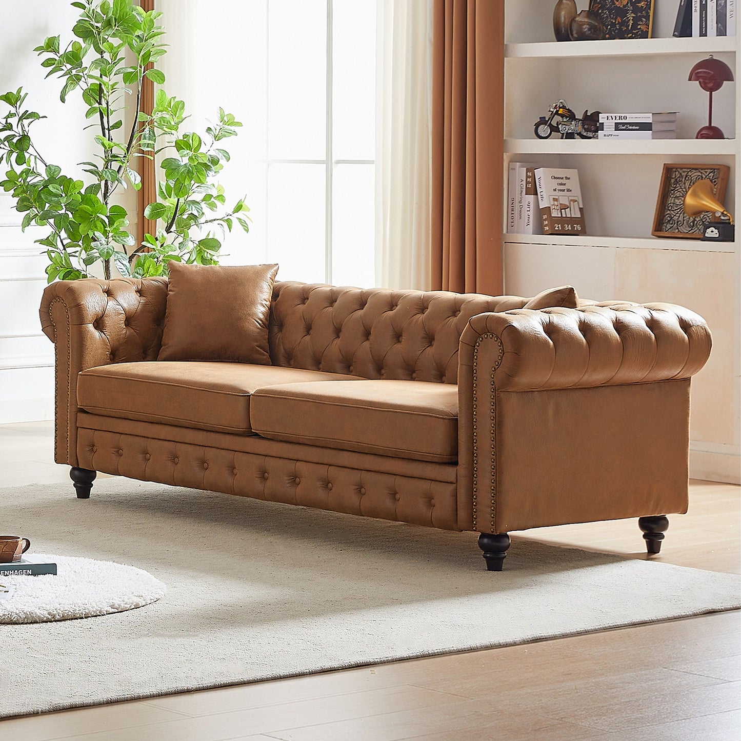 Divano Chesterfield a 3 posti con braccioli arrotolati in tessuto tecnico marrone 85,5 e 2 cuscini per soggiorno
