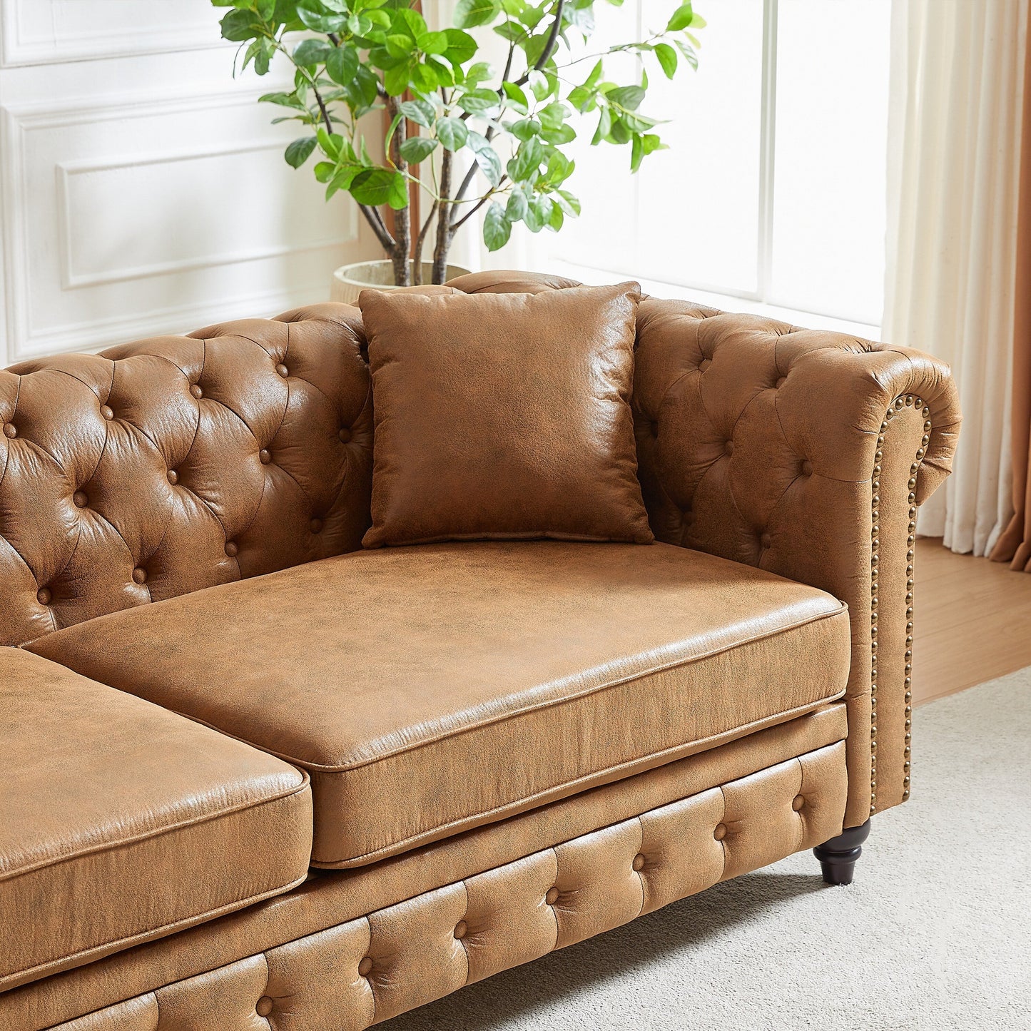 Divano Chesterfield a 3 posti con braccioli arrotolati in tessuto tecnico marrone 85,5 e 2 cuscini per soggiorno