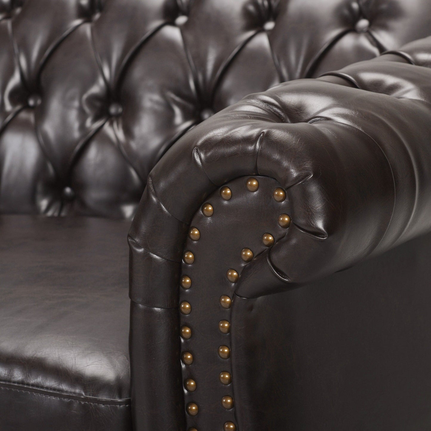 Divano Chesterfield marrone 84.75 imbottito con bottoni, 3 posti, borchie e gambe in legno