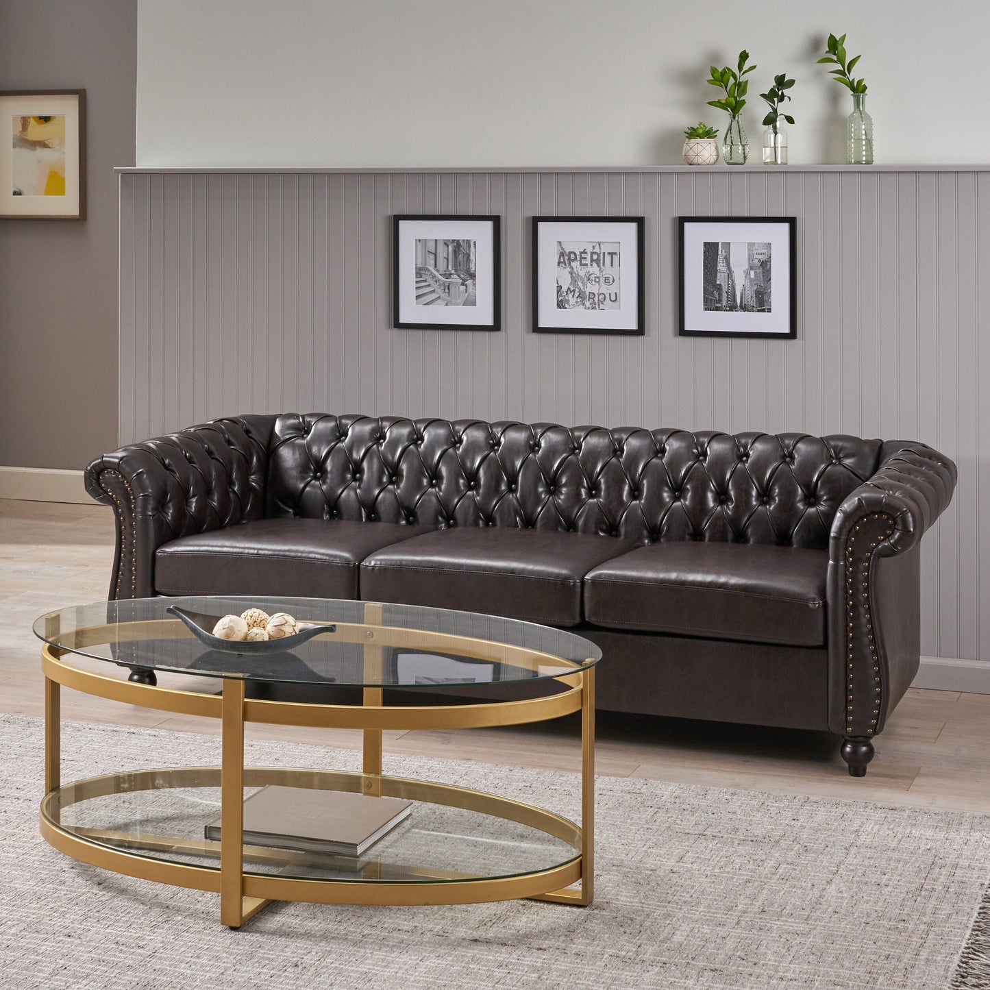 Divano Chesterfield marrone a 3 posti con bottoni e borchie