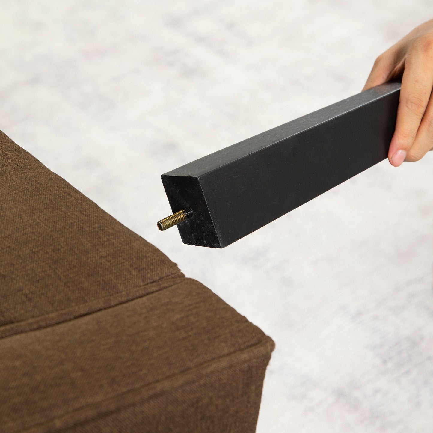 Divano letto futon convertibile marrone a 3 posti con gambe in legno