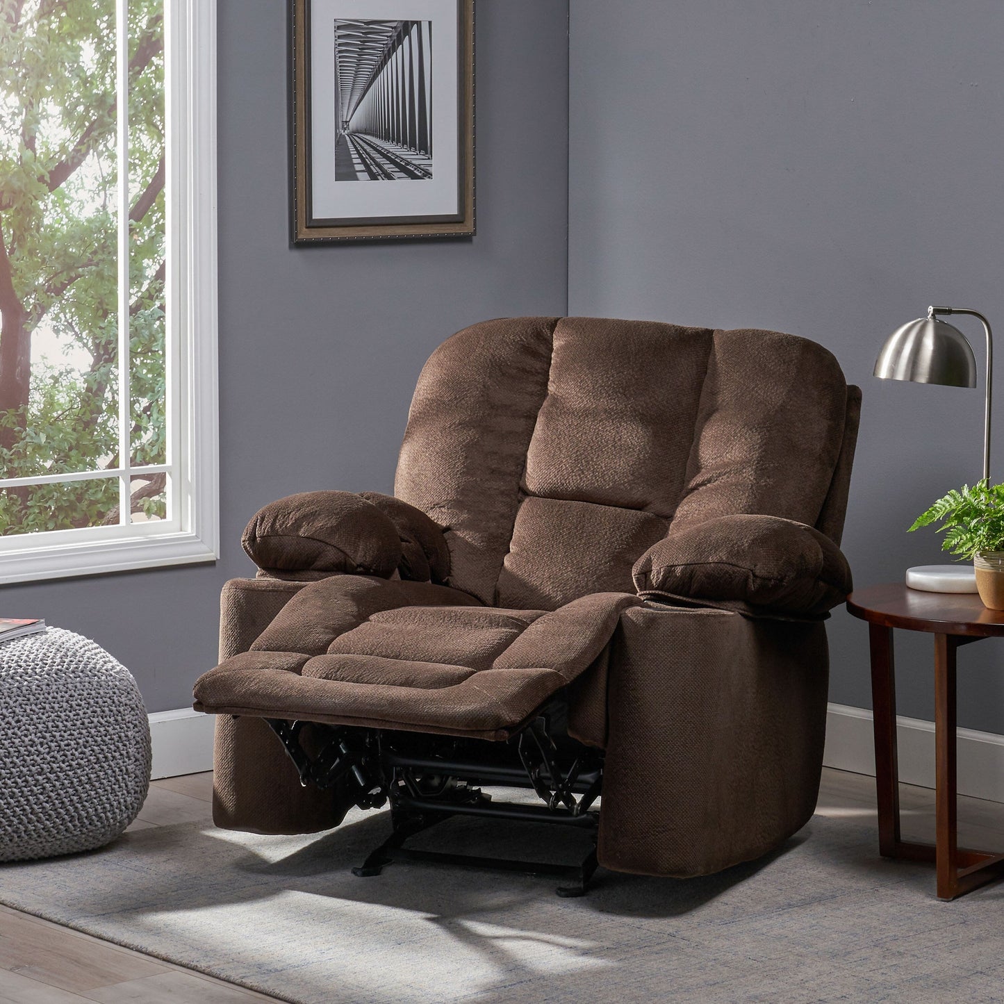 Poltrona reclinabile manuale in tessuto elegante marrone con doppio portabicchieri, dimensioni generose per il massimo comfort