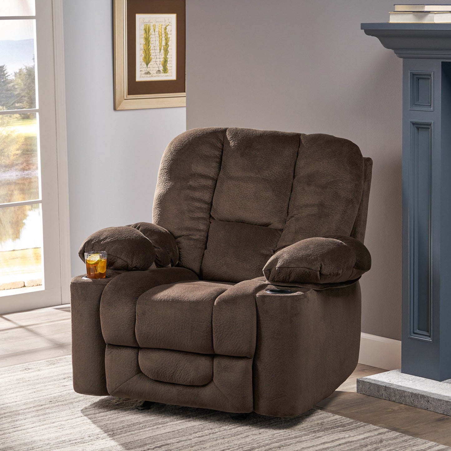 Poltrona reclinabile manuale in tessuto elegante marrone con doppio portabicchieri e dimensioni generose per il massimo comfort