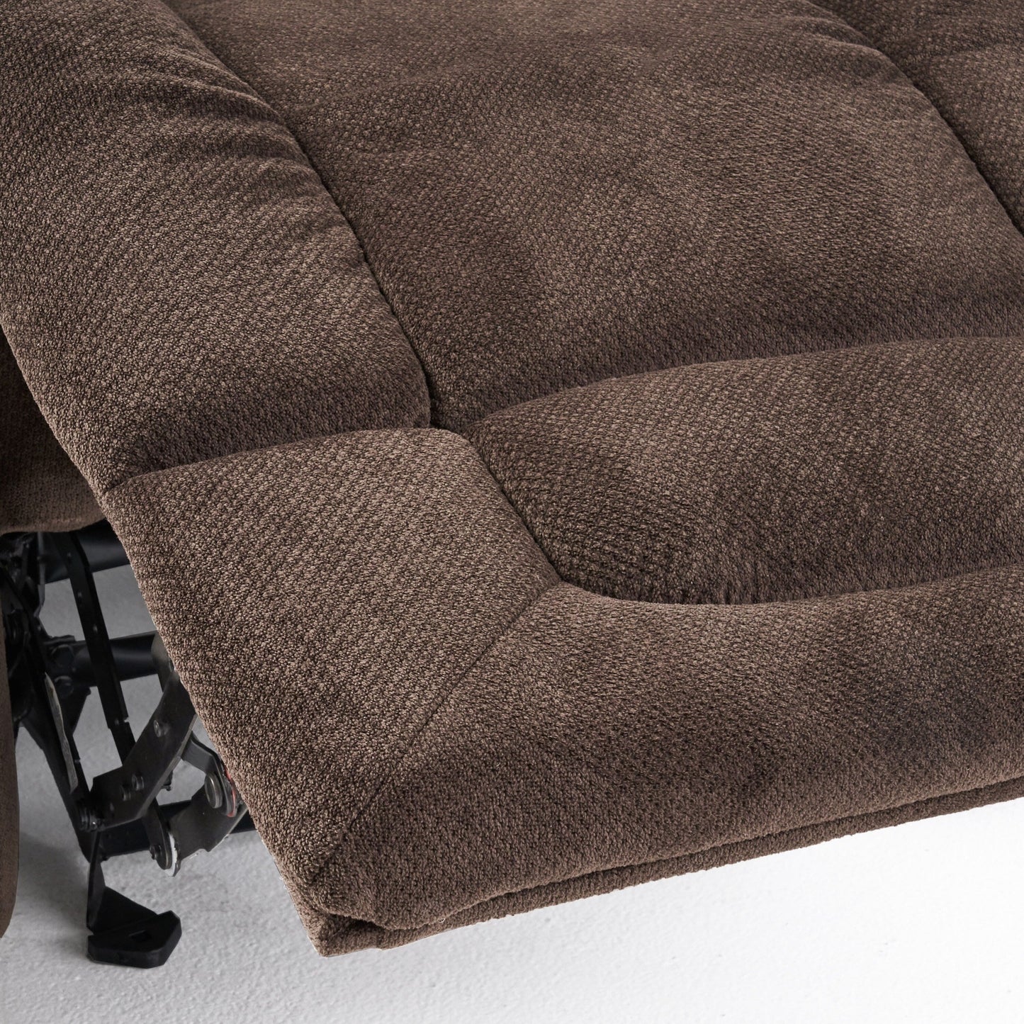 Poltrona reclinabile manuale in tessuto elegante marrone con doppio portabicchieri e dimensioni generose per il massimo comfort