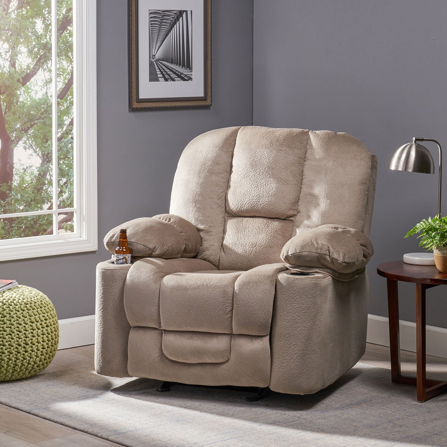 Poltrona reclinabile manuale in tessuto elegante marrone con doppio portabicchieri e dimensioni generose per il massimo comfort