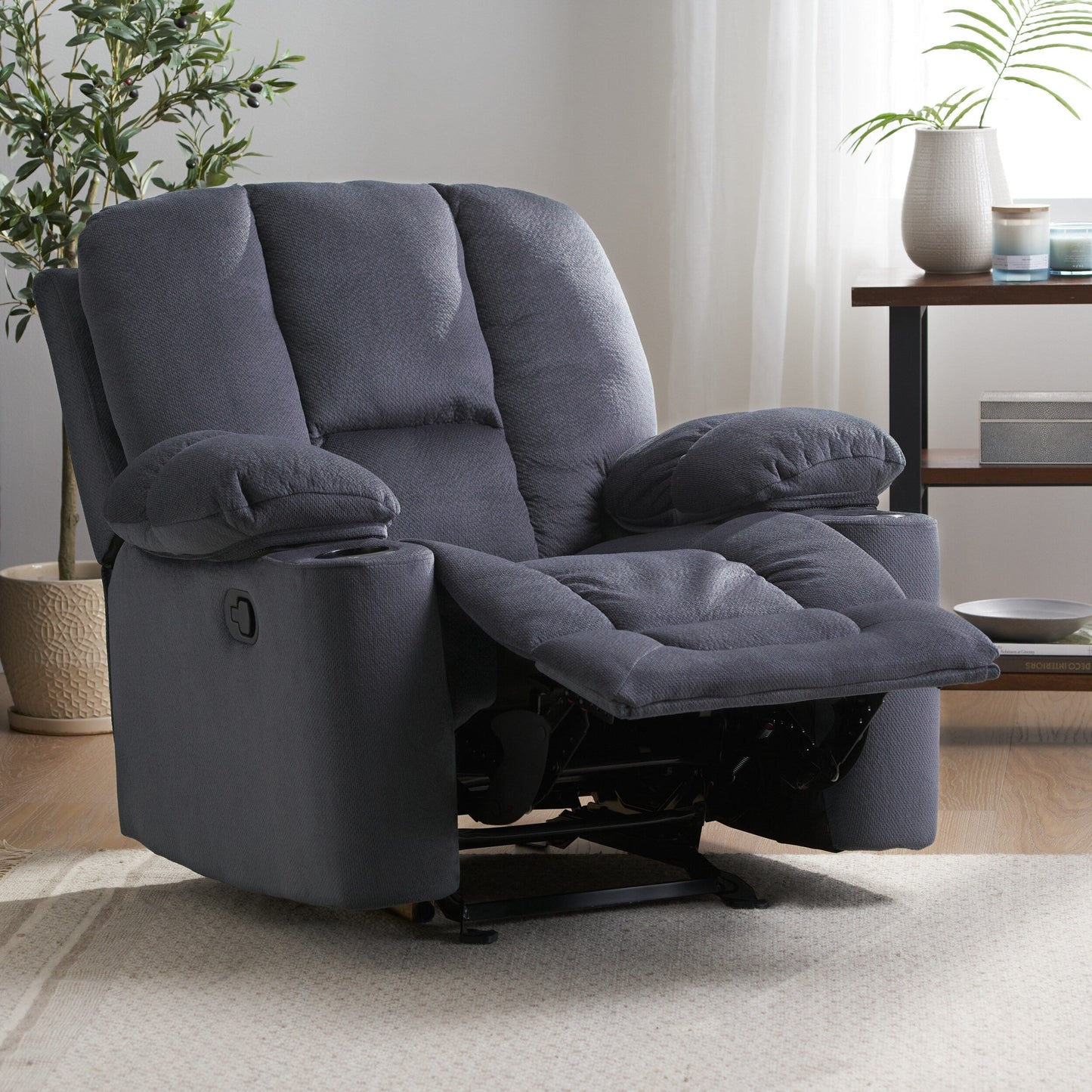 Poltrona reclinabile manuale in elegante tessuto marrone con doppio portabicchieri e dimensioni generose per il massimo relax