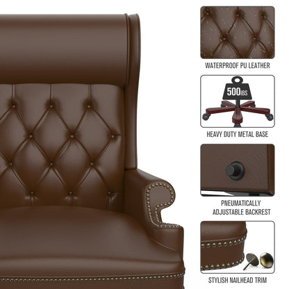 Poltrona girevole ergonomica da ufficio in similpelle marrone con poggiapiedi, schienale con bottoni trapuntati e decorazione con borchie