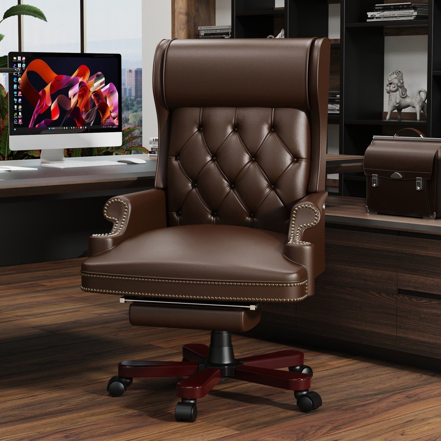 Poltrona girevole ergonomica da ufficio in similpelle marrone con poggiapiedi, schienale con bottoni trapuntati e decorazione con borchie