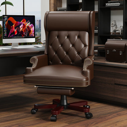 Poltrona girevole ergonomica da ufficio in similpelle marrone con poggiapiedi, schienale con bottoni trapuntati e decorazione con borchie
