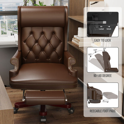 Poltrona girevole ergonomica da ufficio in similpelle marrone con poggiapiedi, schienale con bottoni trapuntati e decorazione con borchie