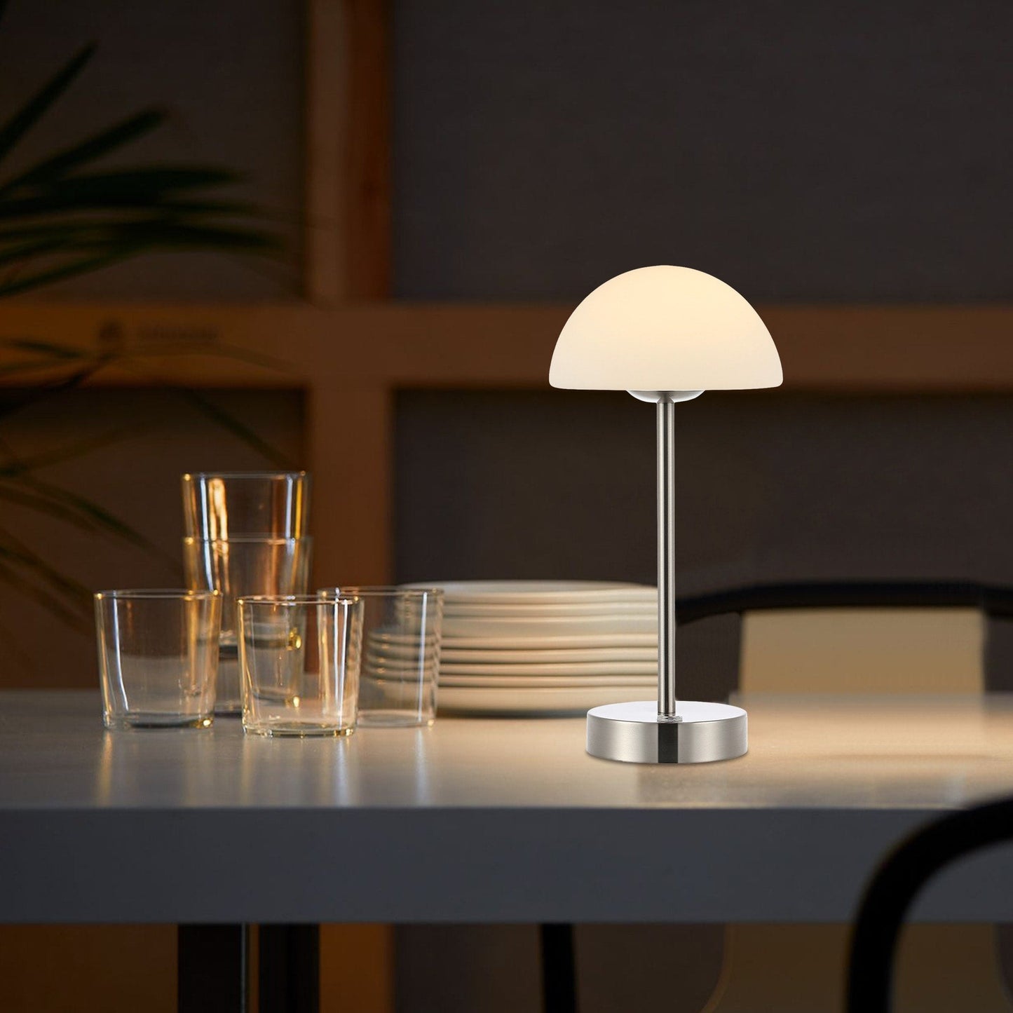 Lampada da tavolo moderna minimalista Carson 12.5 in ferro con LED integrato ricaricabile senza fili, nichel/bianco di JONATHAN Y