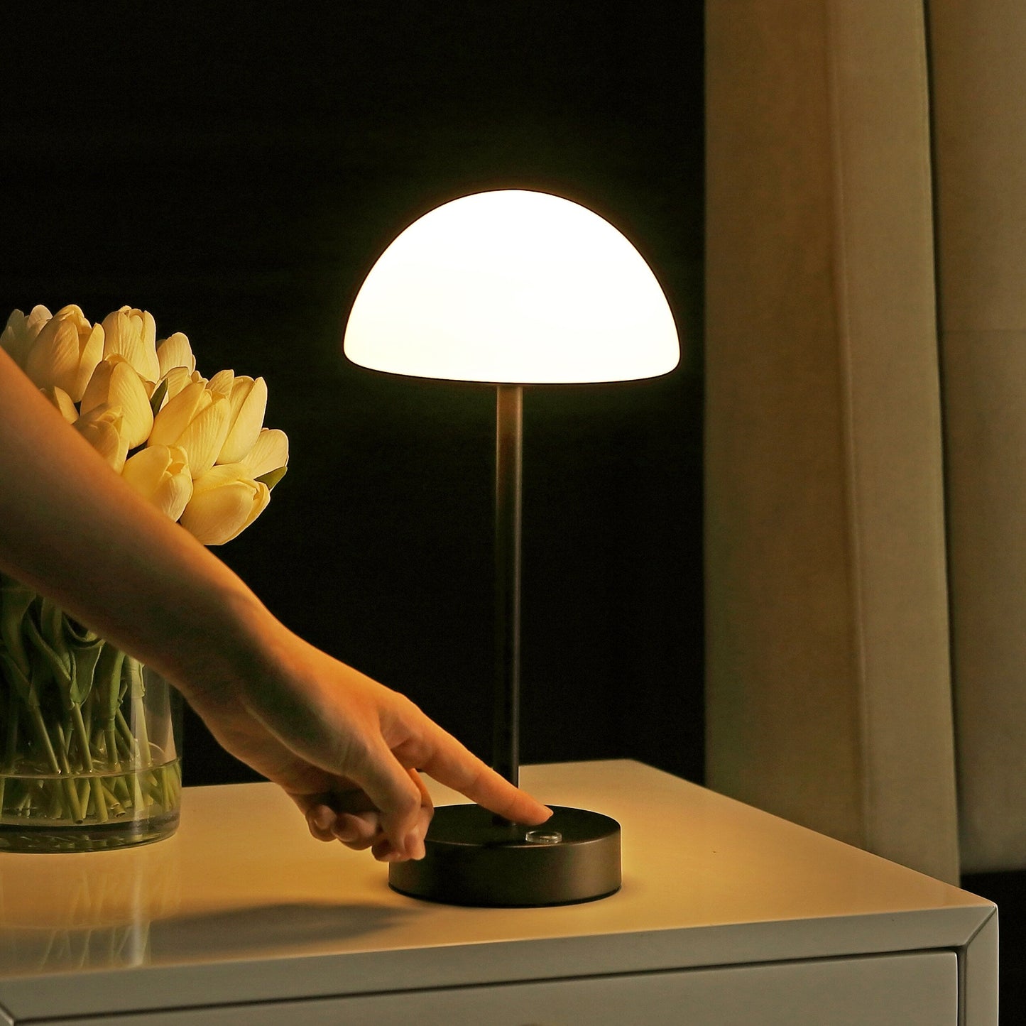 Lampada da tavolo moderna minimalista Carson 12.5 in ferro con LED integrato ricaricabile senza fili, nichel/bianco di JONATHAN Y