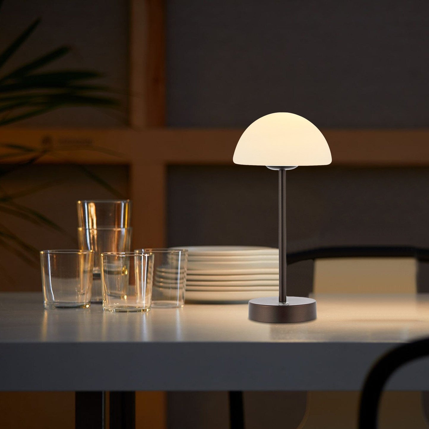 Lampada da tavolo moderna minimalista Carson 12.5 in ferro con LED integrato ricaricabile senza fili, nichel/bianco di JONATHAN Y