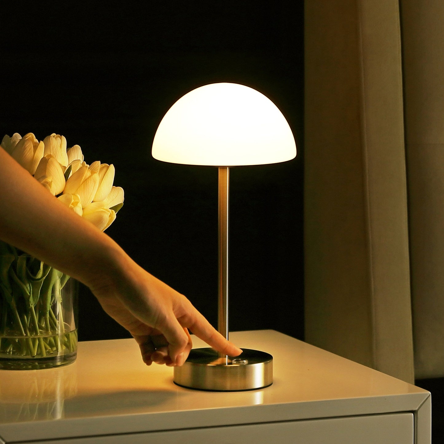 Lampada da tavolo moderna minimalista Carson 12.5 in ferro con LED integrato ricaricabile senza fili, nichel/bianco di JONATHAN Y