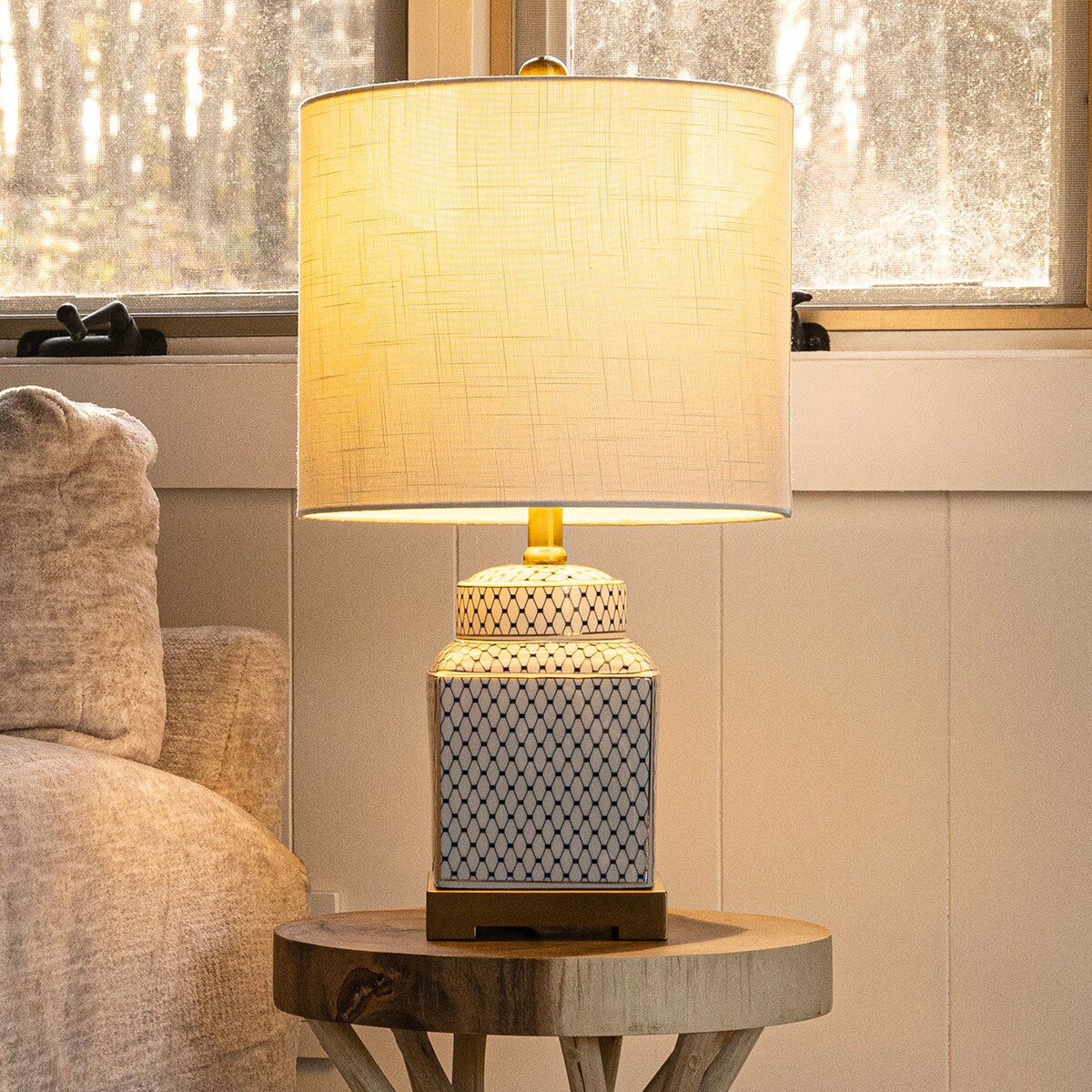 Lampada da tavolo a LED Catherine 21.5 in ceramica/metallo, bianco/blu navy di JONATHAN Y