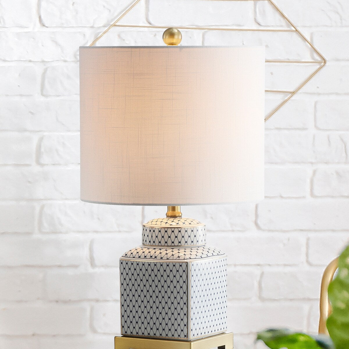 Lampada da tavolo a LED Catherine 21.5 in ceramica/metallo, bianco/blu navy di JONATHAN Y