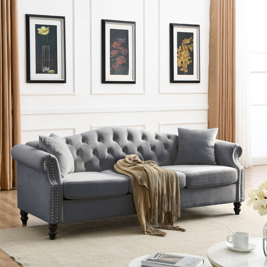 Divano Chesterfield imbottito a 3 posti con braccioli arrotolati e borchie