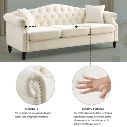 Divano Chesterfield imbottito a 3 posti con braccioli arrotolati e borchie