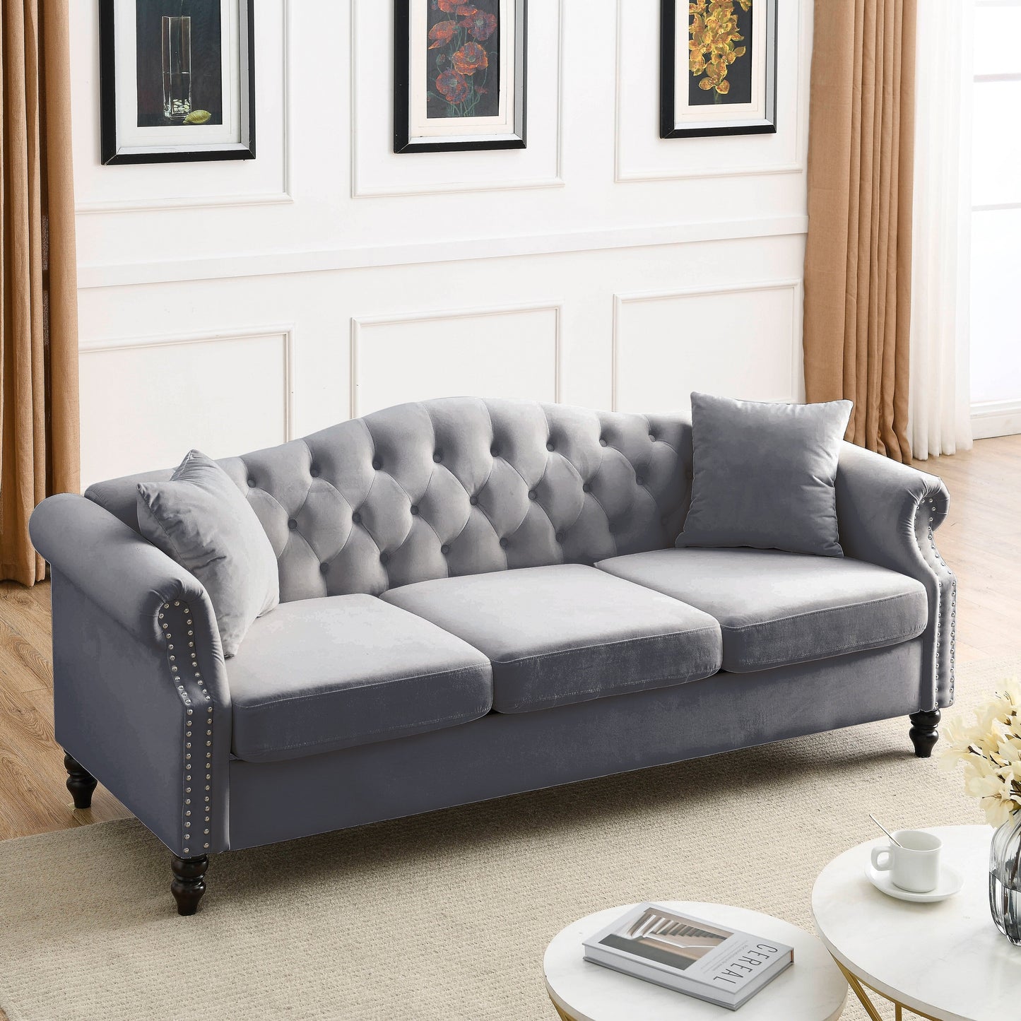 Divano Chesterfield imbottito a 3 posti con braccioli arrotolati e borchie